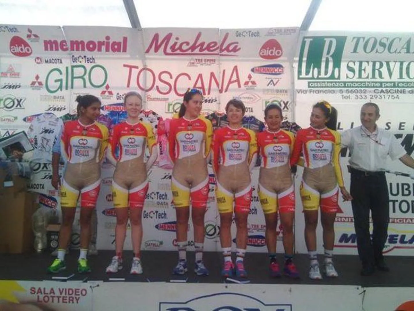 Союз велосипедистов возмущен «голой» формой колумбийских спортсменок.