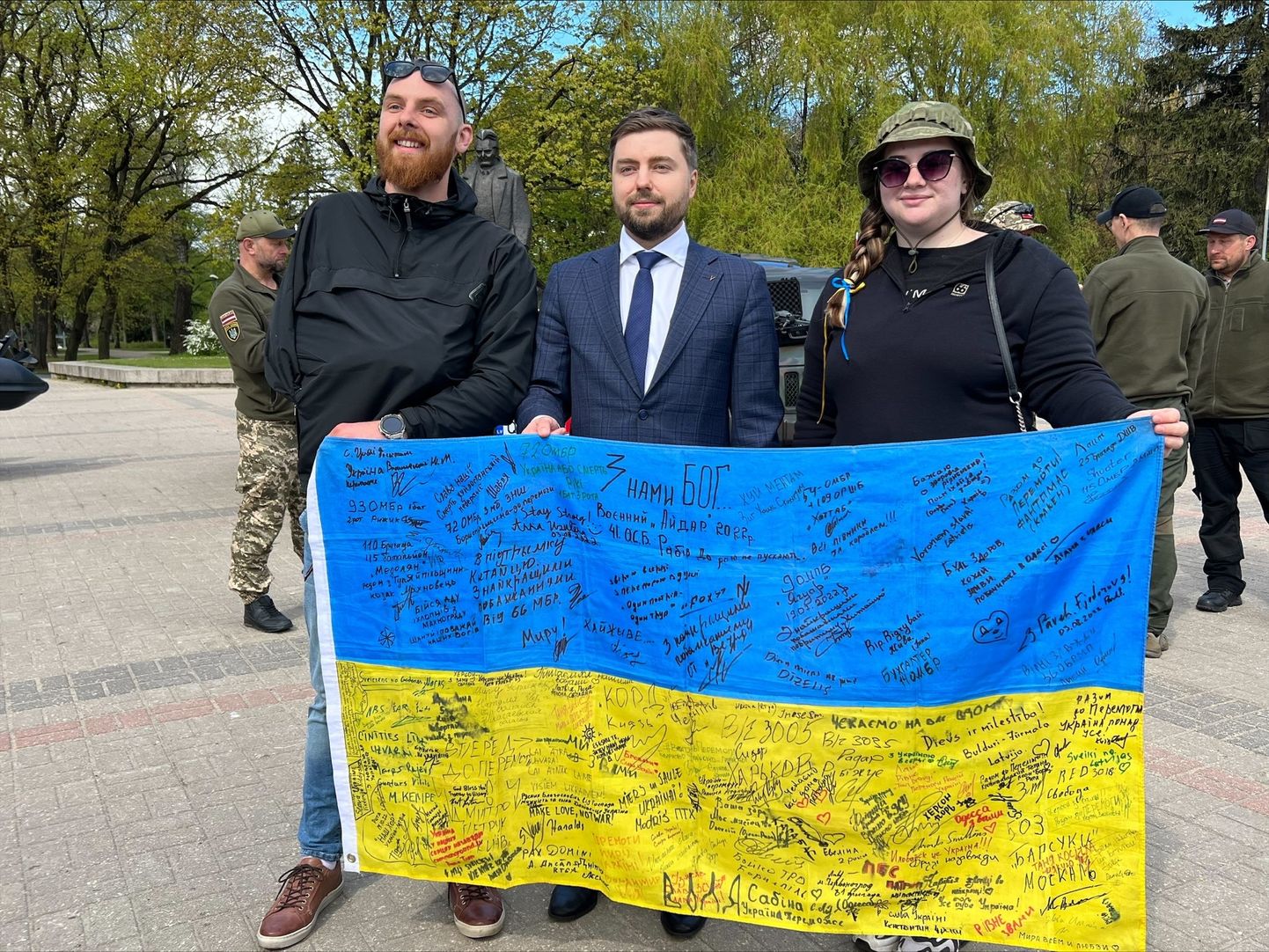Новый посол Украины и рижские школьники отправили на фронт гуманитарный конвой