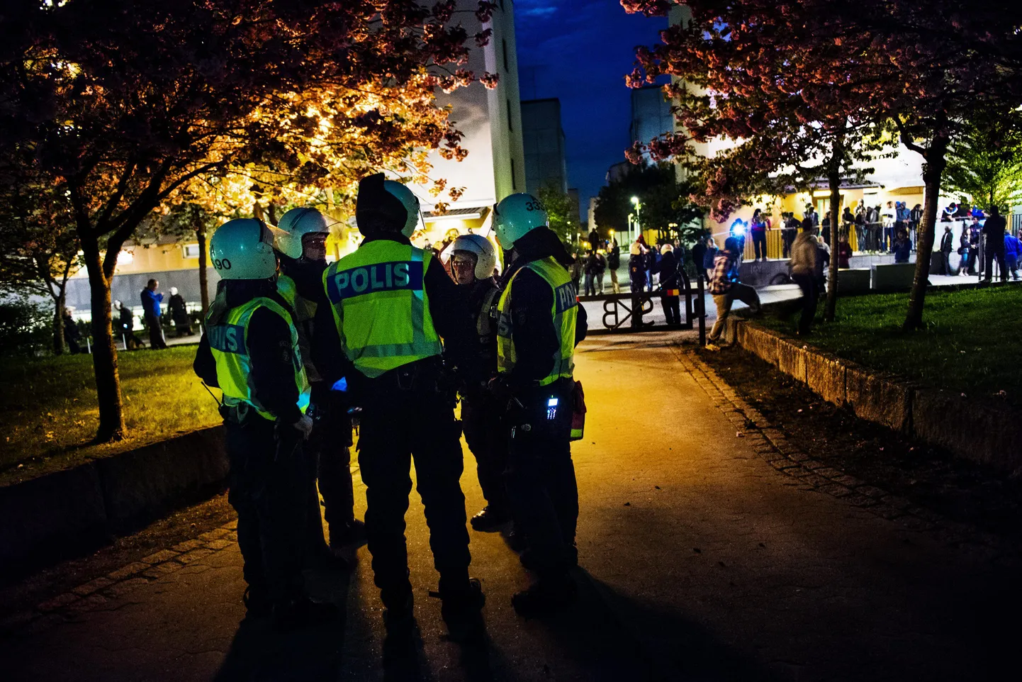 Politseinikud Husby linnaosas süüdatud auto läheduses.