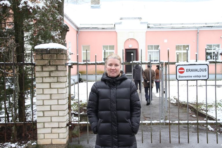 Моника Феофанова показывает здание, где сейчас живут люди с психическими расстройствами, находящиеся под надзором по решению суда.