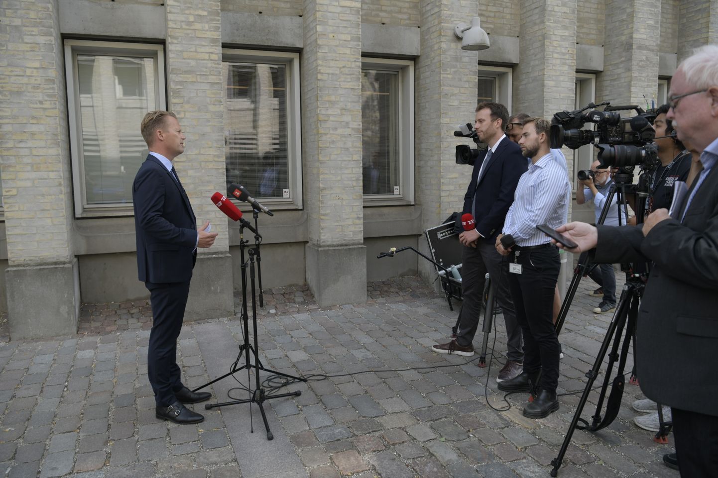 Dānijas ārlietu ministrs Jeppe Kofod  informē par vēstniecības Kabulā slēgšanu