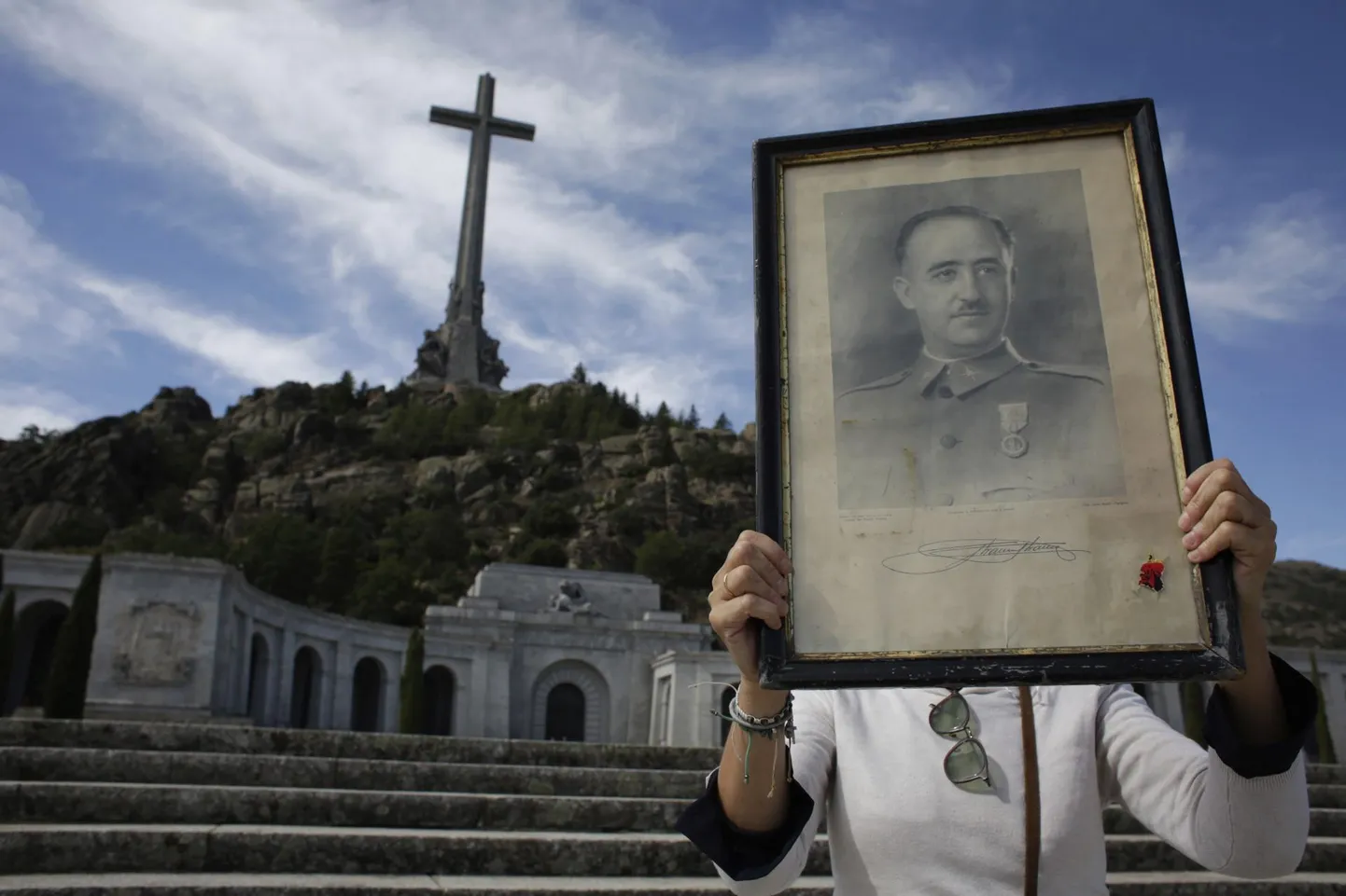 Külastaja hoidmas käes Hispaania fašistliku diktaatori Francisco Franco pilti Langenute orus tema mausoleumi lähistel. Neljapäeval kaevatakse kindrali säilmed üles ning maetakse ümber El Pardo surnuaiale.