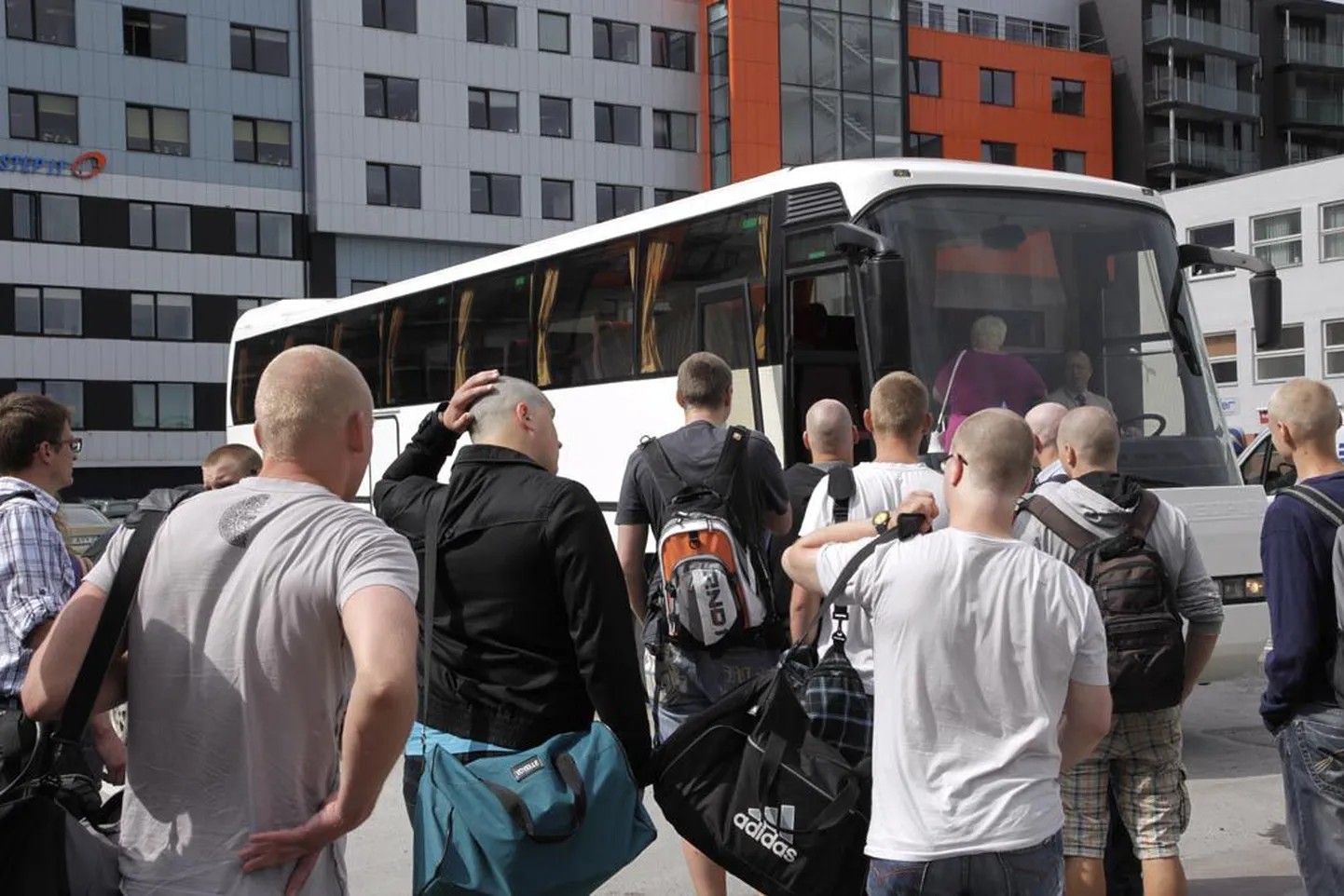Eile kogunes Tallinnas Maneeži tänavale iga poole tunni tagant uus kirju rahvasumm. Need poisid lähevad Vahipataljoni.