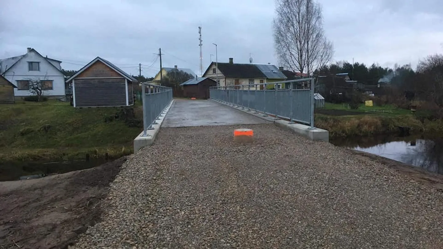 Alajõe uus sild on valmis, vaid peale- ja mahasõitude asfaltimine jäeti kevadet ootama.
