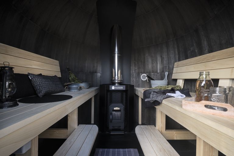 Nii nagu tumedad toonid on moes interjööris, kasutatakse neid ka nüüdisaegse sauna sisekujunduses.