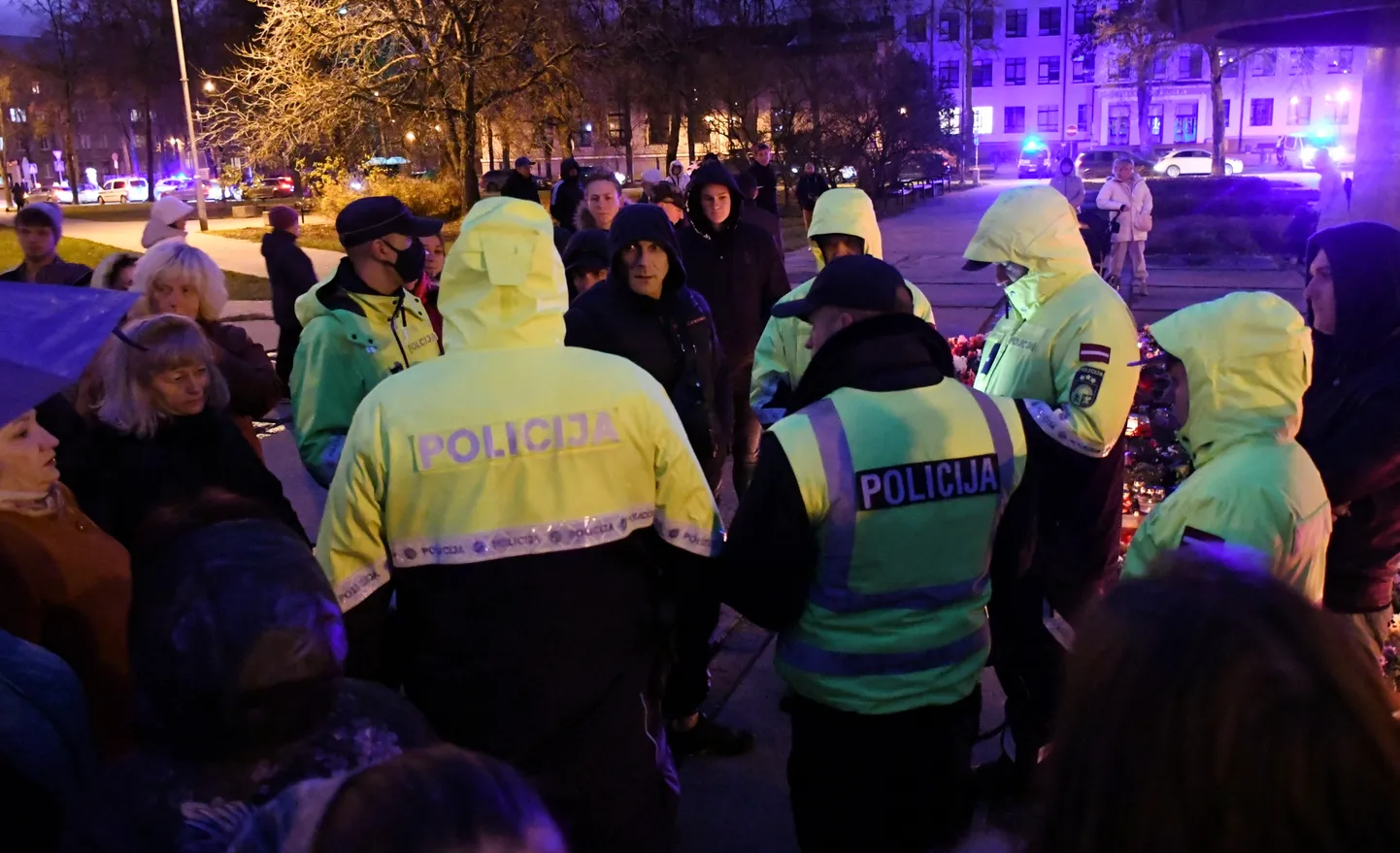 Policijas darbinieki pie nojaucamā pieminekļa Otrā pasaules kara padomju karavīriem Slavas skvērā Daugavpil, kur cilvēki ieradušies nolikti ziedus un svecītes.