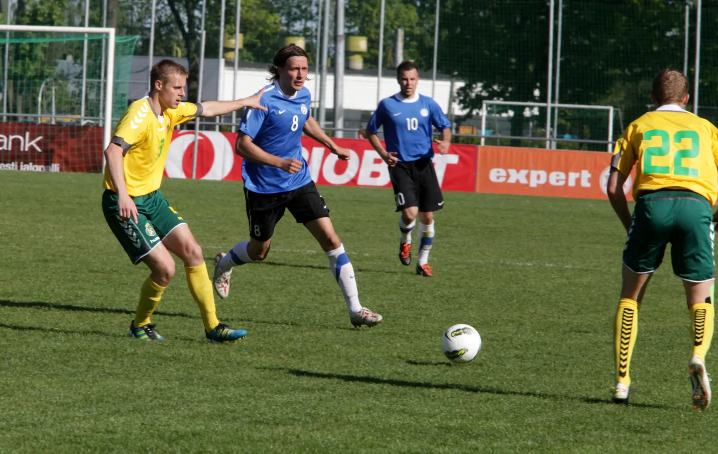 Vladimir Voskoboinikov (nr. 8) Eesti koondise särgis.