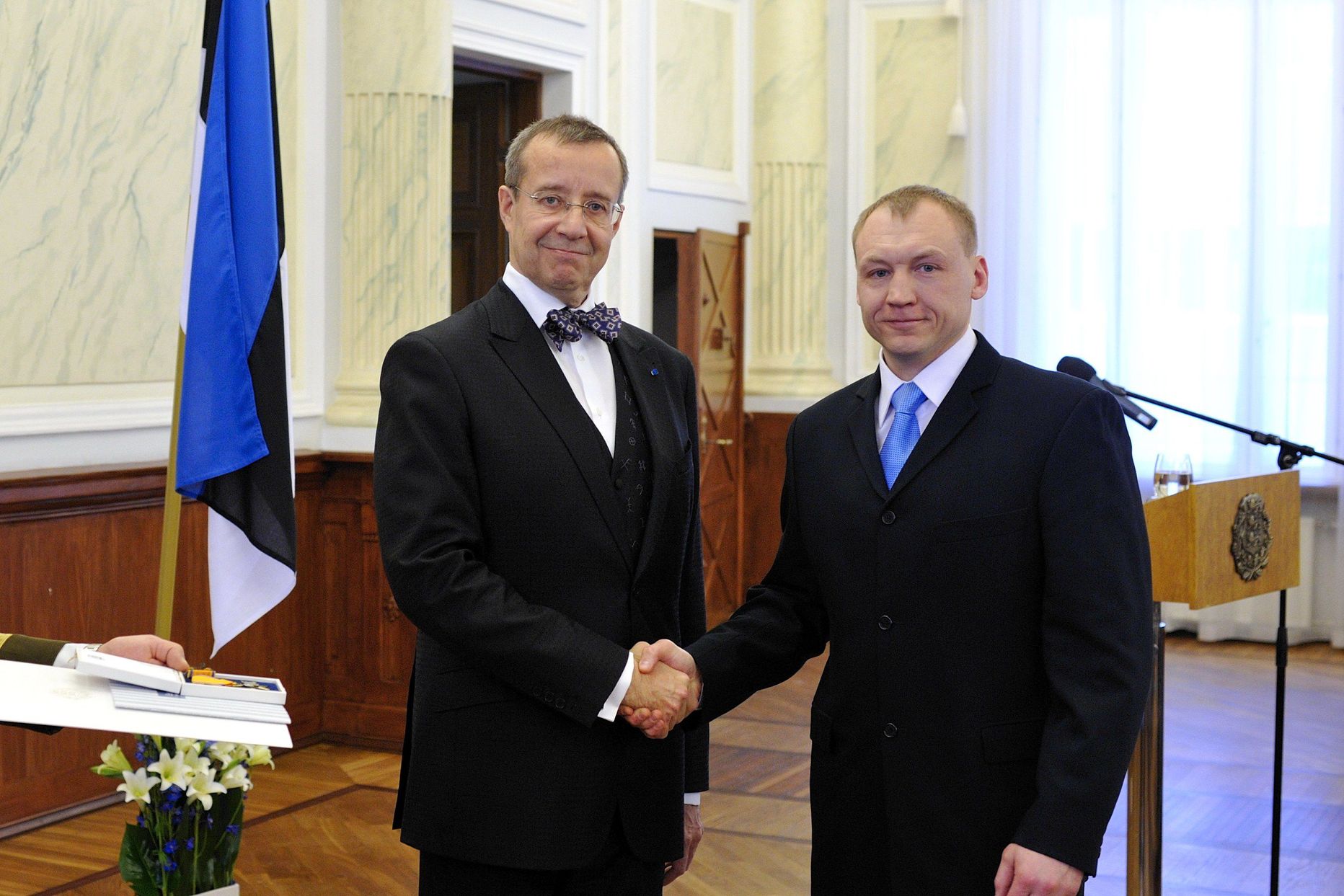 Kaitsepolitseinik Eston Kohver (vasakul) 2010. aasta veebruaris president Toomas Hendrik Ilveselt saamas Kotkaristi V klassi teenetemärki.