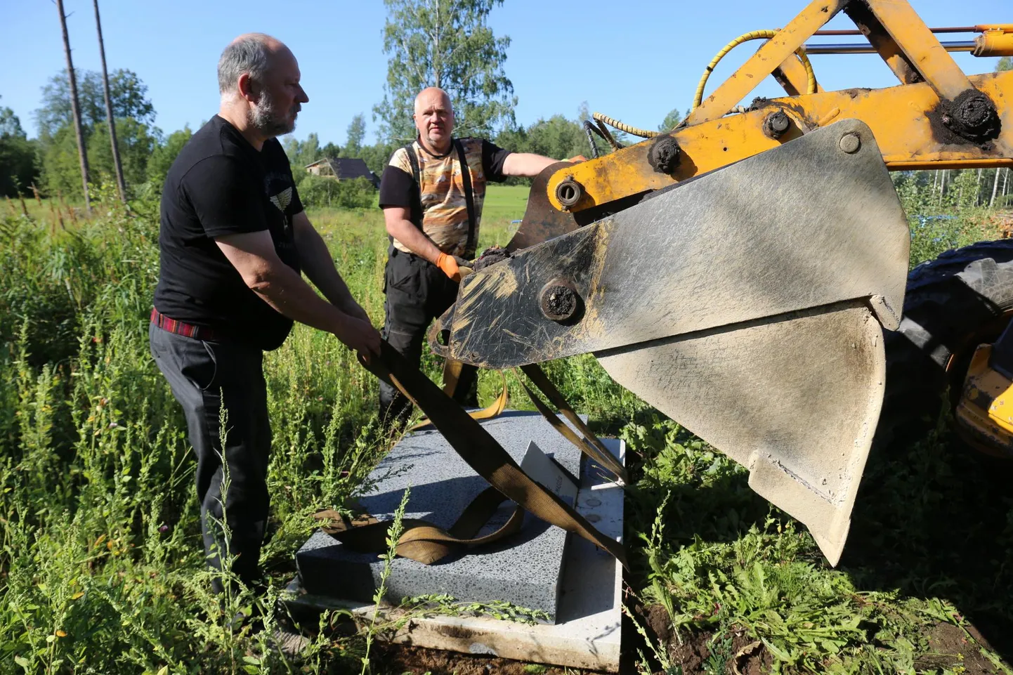 Kõigepealt tuli ühishaualt eemaldada sinna tänavu paigaldatud neutraalne infotahvel.