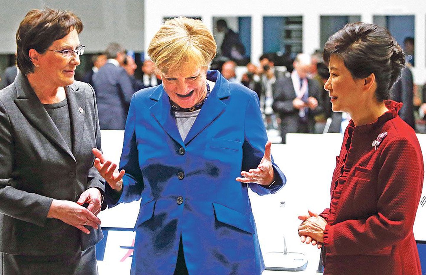 Saksa liidukantsler Angela Merkel eile Milanos vestlushoos Poola peaministri Ewa Kopacziga.