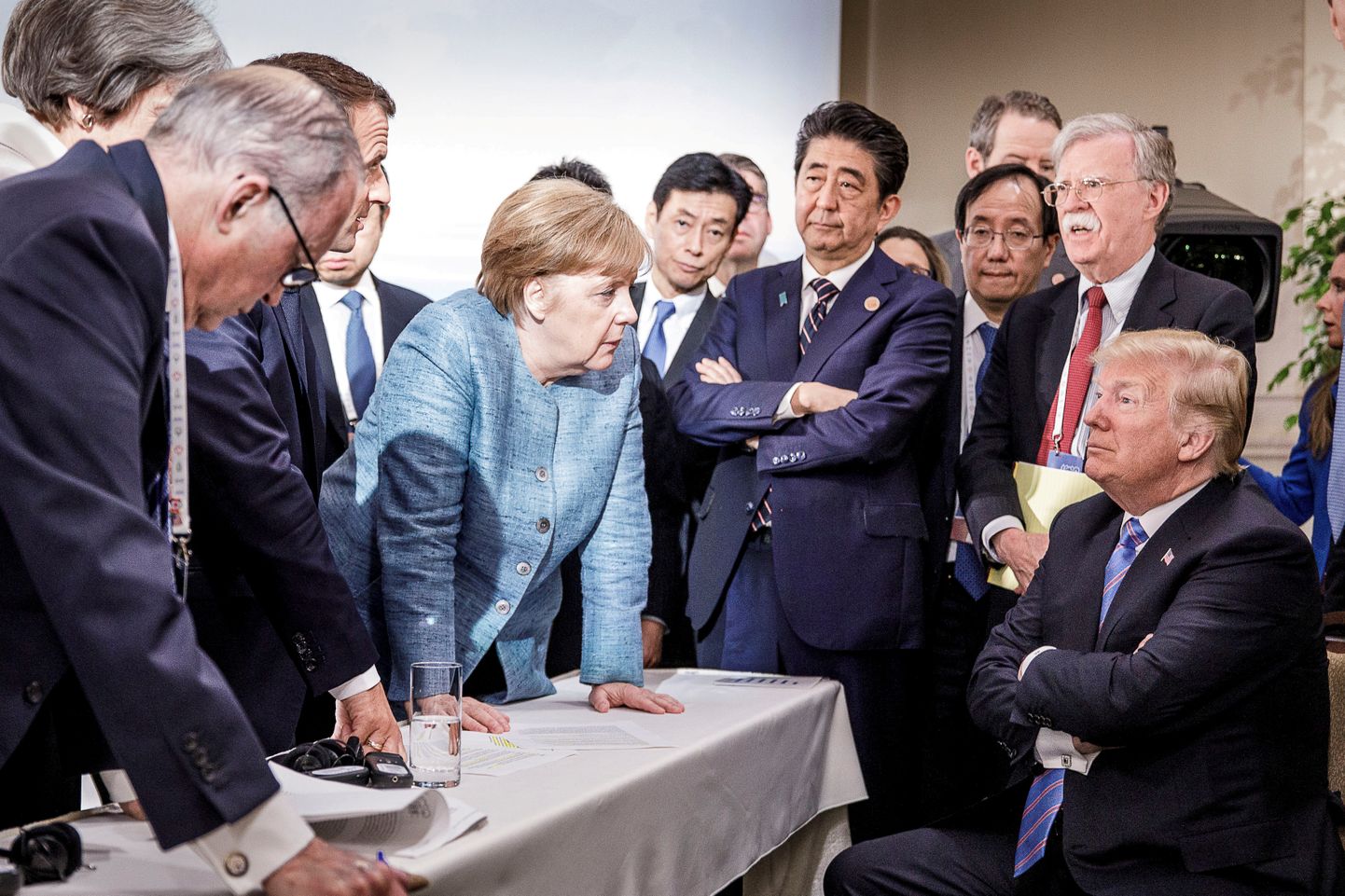 Saksa liidukantsler Angela Merkel vestlemas USA presidendi Donald Trumpiga G7 kohtumise ajal Kanadas. Nende ümber seisavad teised suurriikide liidrid. Foto avaldas 9. juunil Twitteris Saksa valitsuse kõneisik Steffen Seibert ning selle autoriks on Saksa valitsuse fotograaf  Jesco Denzel. Jäädvustus sai kuulsaks kui USA ning teiste G7 riikide vastasseisu sümbol.