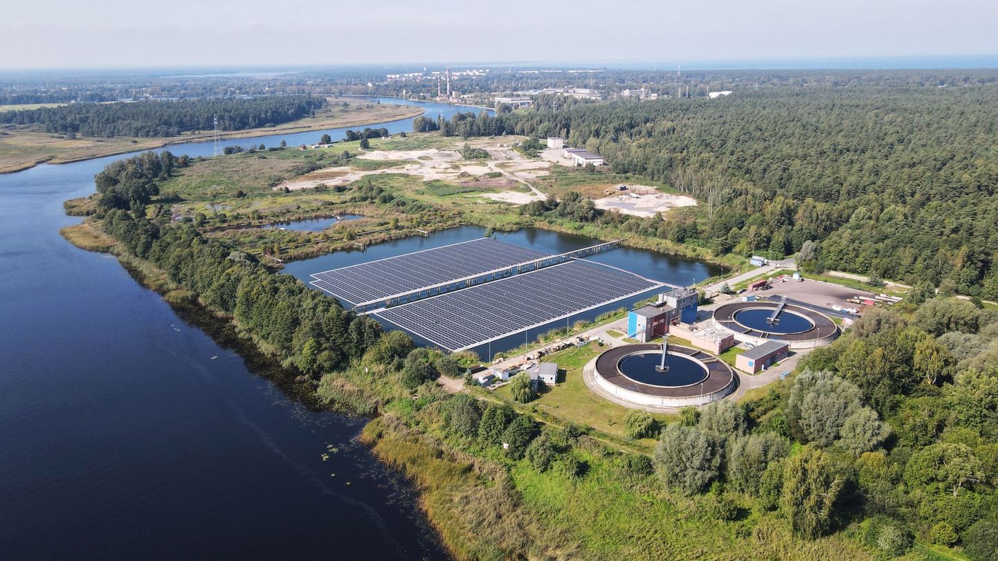 Niisama jõude seisev veepind kasutati Jurmala lähedal ära: päikesepaneelid toodavad elektrit kõrvalasuvale veepuhastusjaamale.
