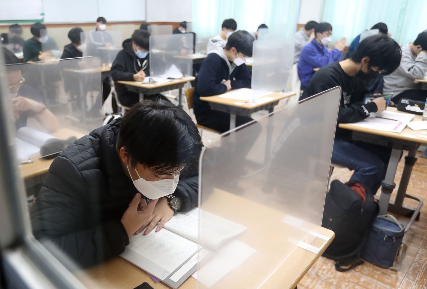 Lõuna-Korea abbituriendid on valmis alustama kogu päeva kestvat ülikoolide sisseastumiseksamit.