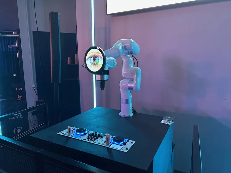 Robots dīdžejo.