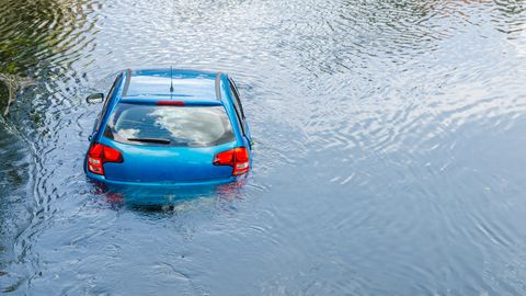 VIDEO ⟩ Traģēdija Rēzeknē: pēc alkohola lietošanas šoferis iebrauc dīķī un noslīkst