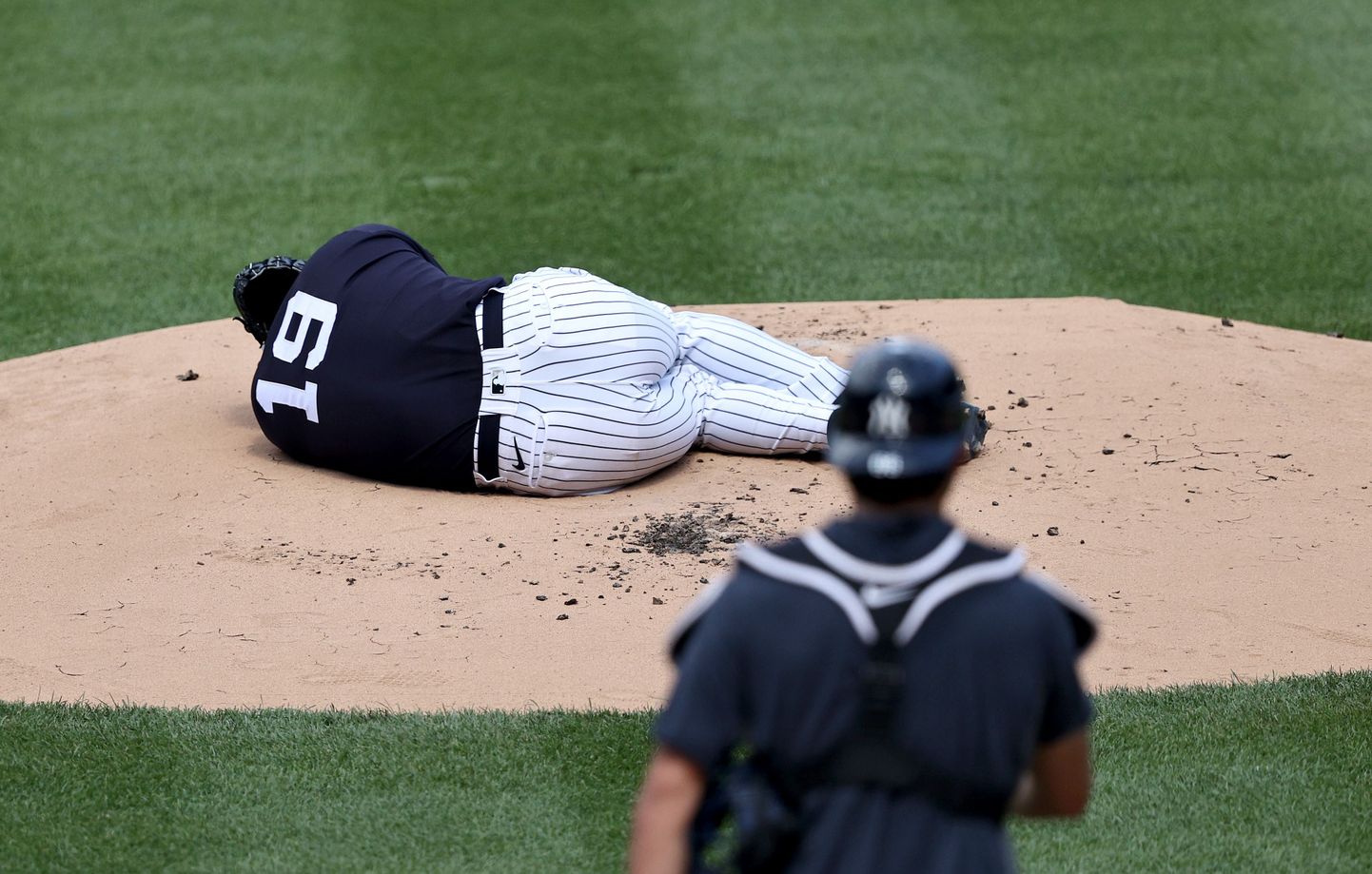 Pesapalliklubi New York Yankeesi mängija Masahiro Tanaka (nr 19) sai meeskonnakaaslase poolt teele saadetub palliga tohutu obaduse.