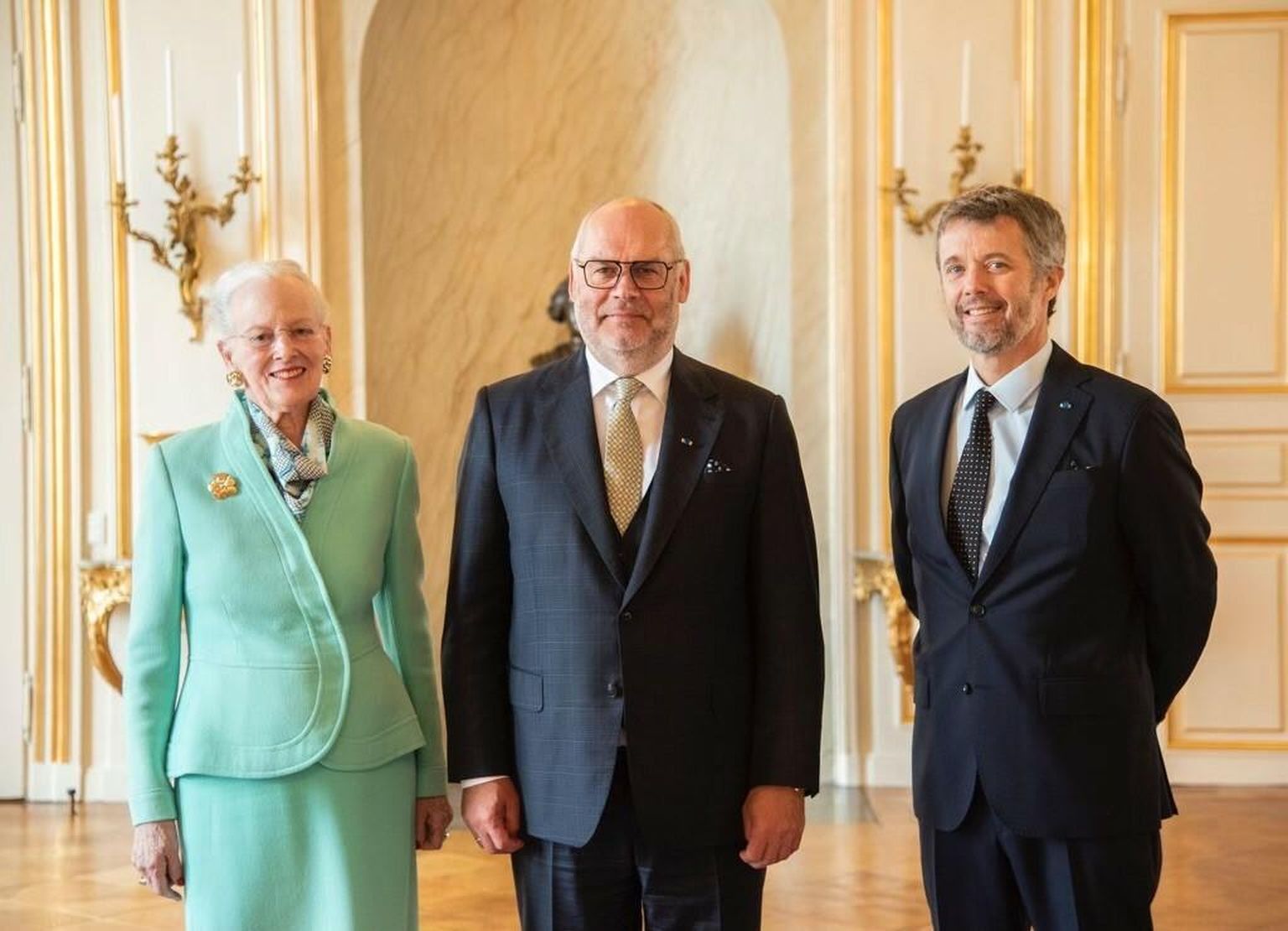 Hästi istuv kolmesosaline ülikond on president Karise eelistatuim valik, kohtumisel Taani kuninganna Margrethe II ja kroonprints Frederikiga.