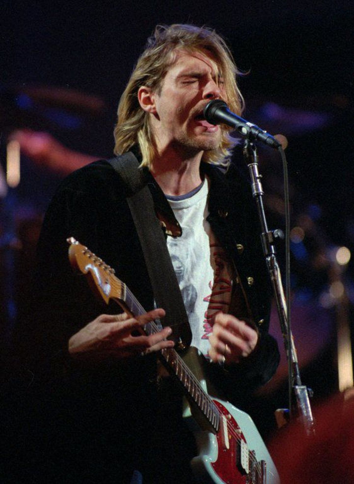 Курт Кобейн на записи в студии телеканала MTV в декабре 1993 года.