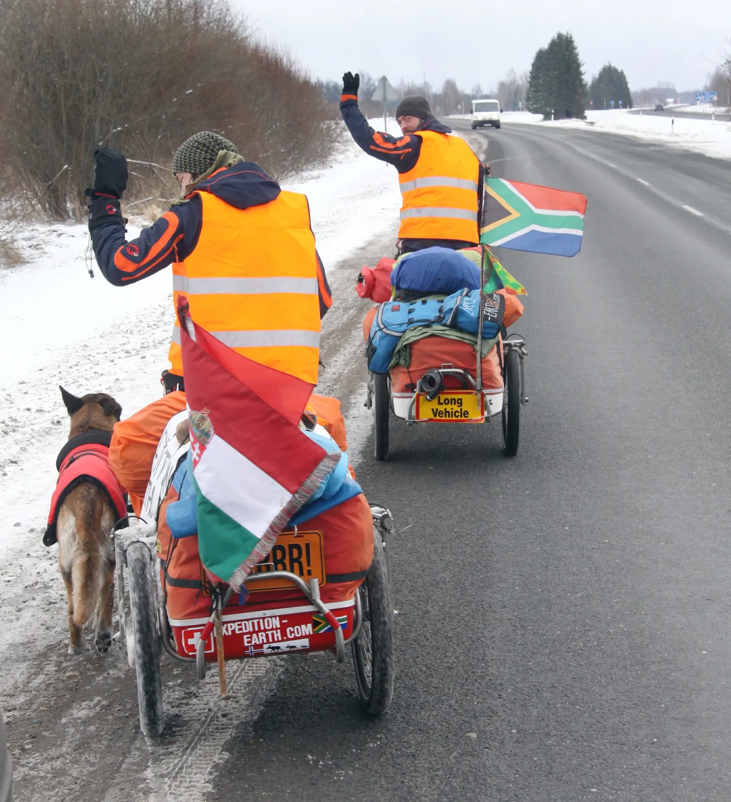 Maailmarändurid Pärnu-Lihula maanteel kilomeetri jagu enne Pärnu linna piiri.