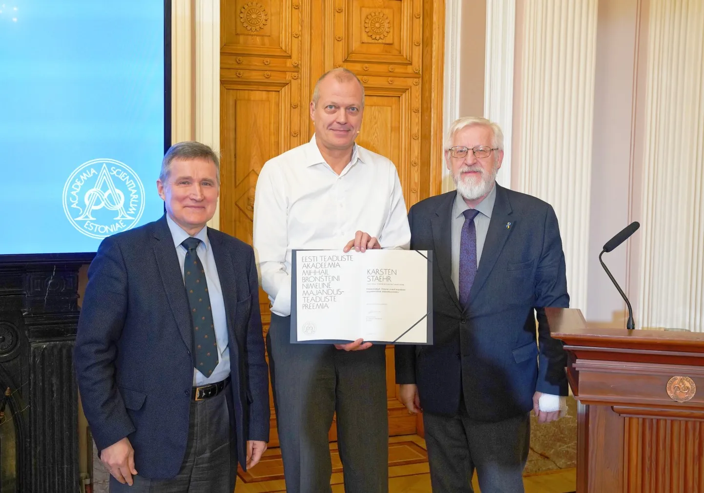 Urmas Varblane (vasakult), Karsten Staehr ja Tarmo Soomere tänasel preemiate pidulikul üleandmisel.
