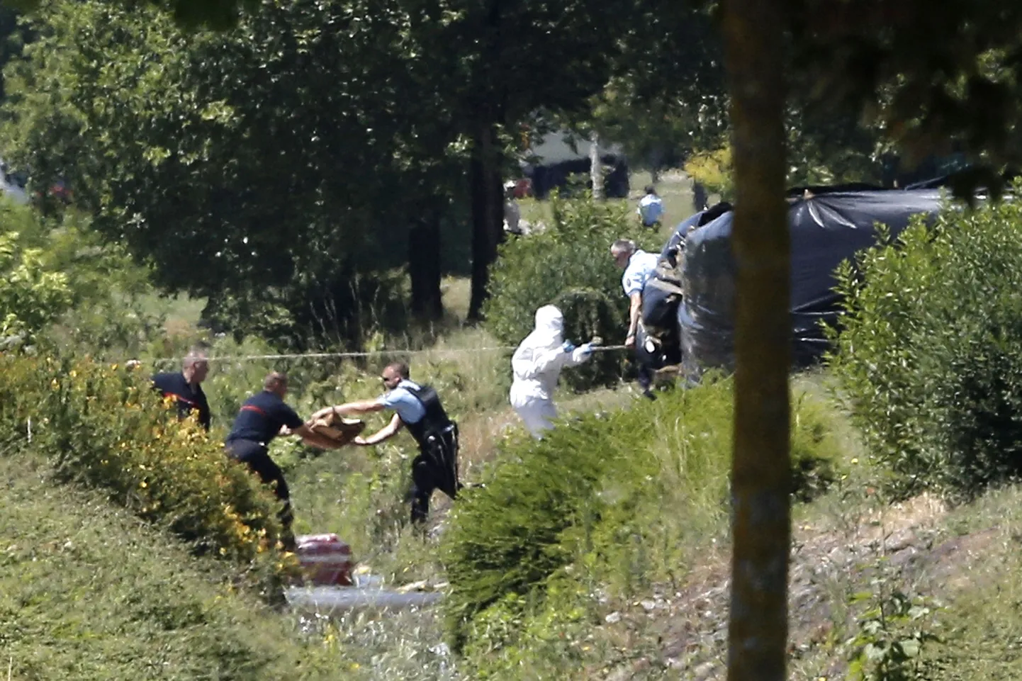 Фото с места происшествия теракта во Франции.