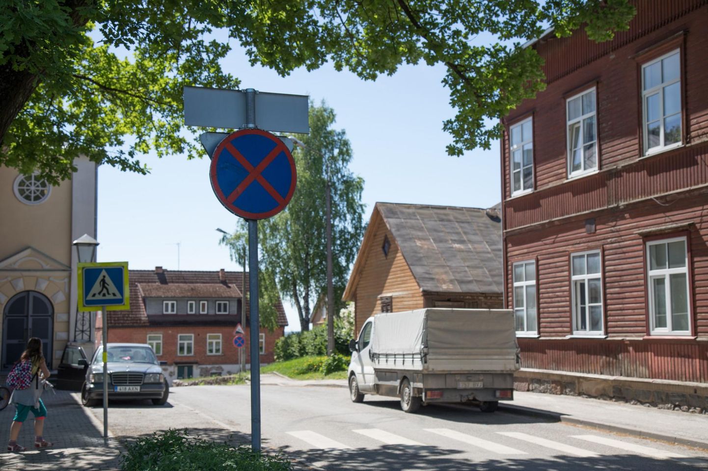 Sakala andmetel juhtus õnnetus Kõrgemäe tänava ülekäigurajal algklasside maja ees.