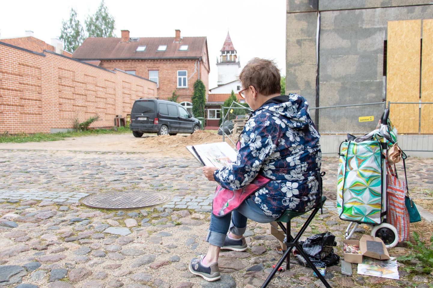 Soome kunstihuviline Munga tänaval joonistamas.