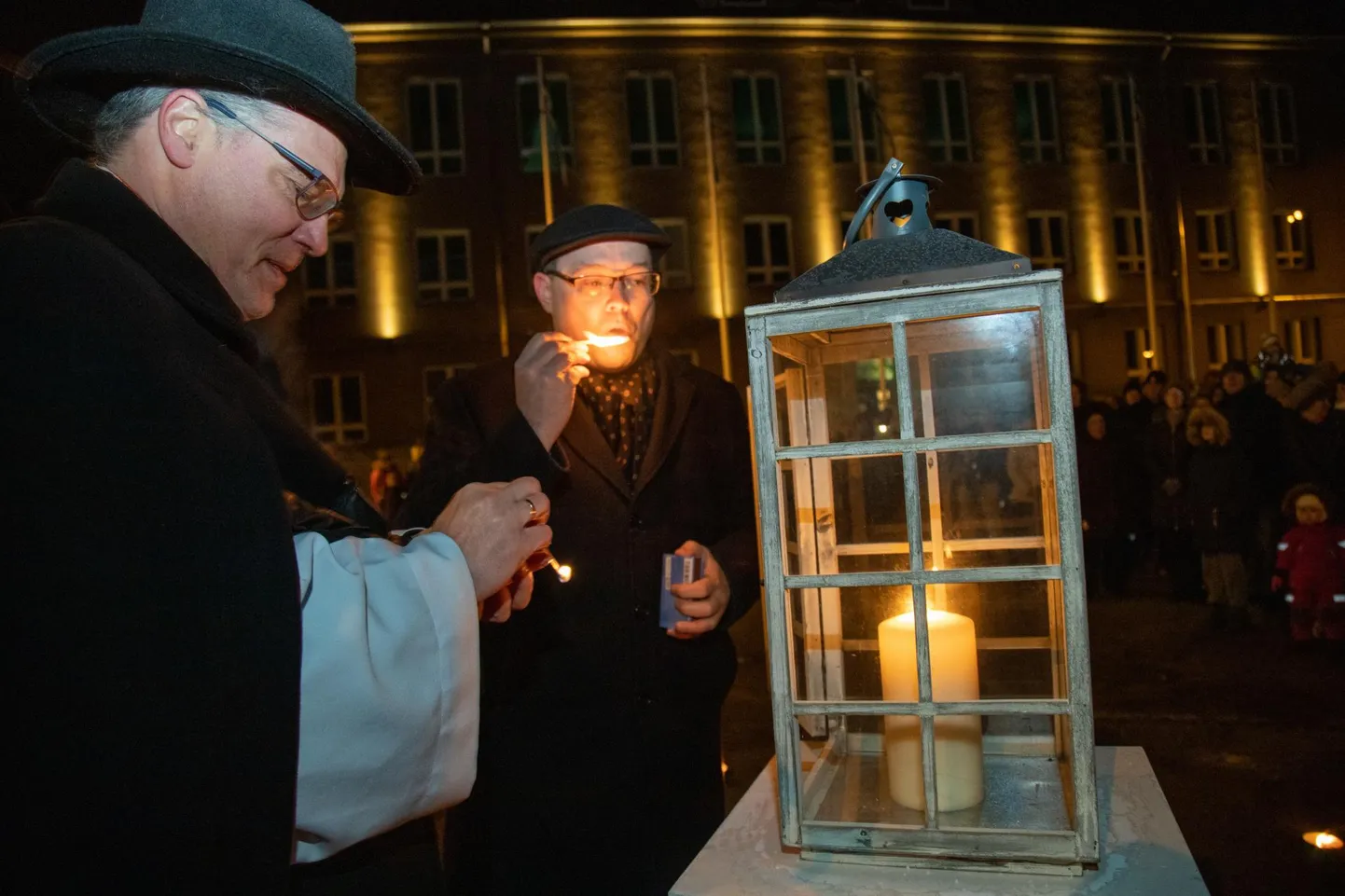 Traditsiooniline ühine advendiküünla süütamine jääb tänavu ära. Pildil Viljandi praost Marko Tiitus ja linnapea Madis Timpson eelmisel aastal advendiküünalt süütamas.
