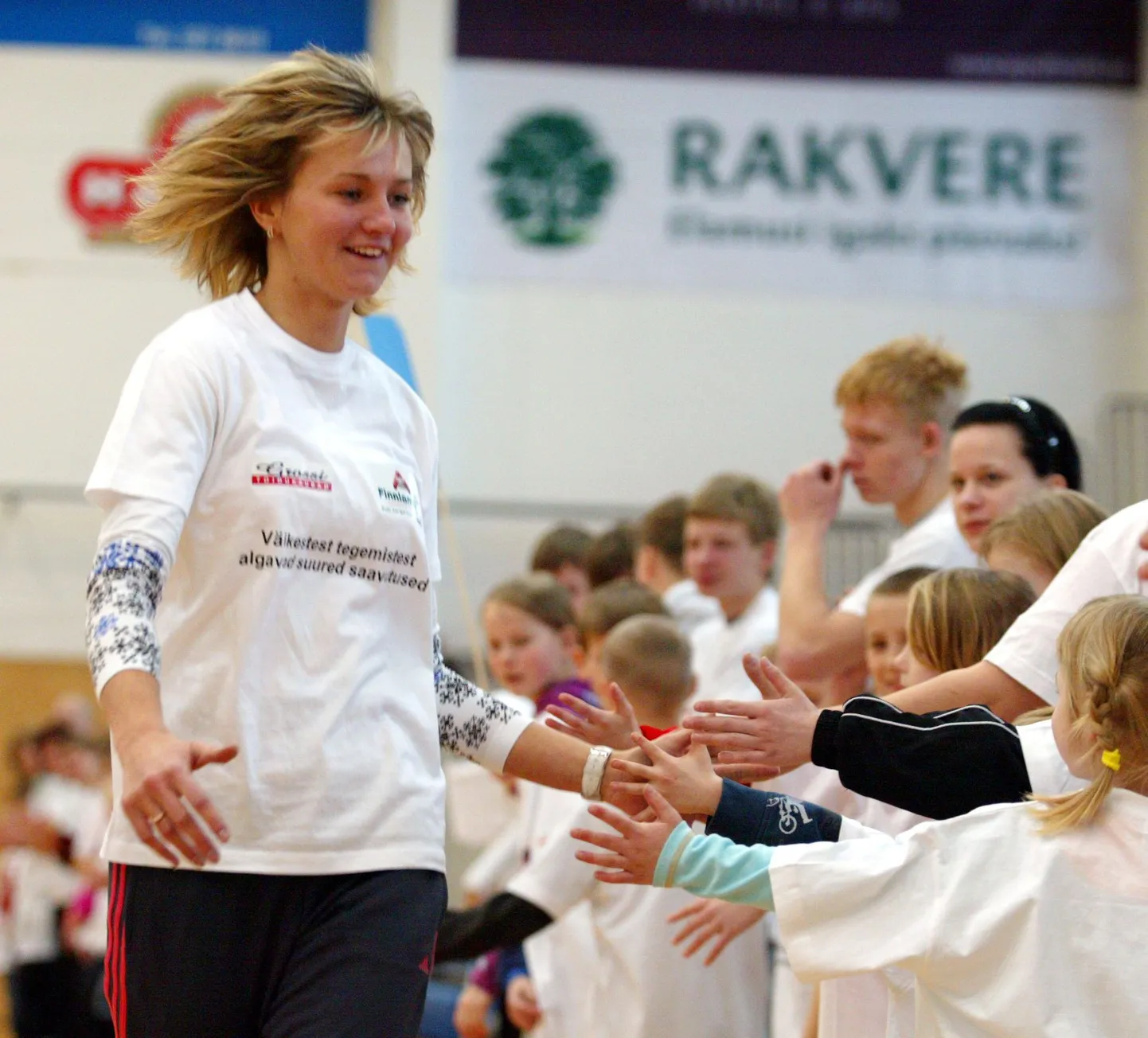Sportlased tegid lastega esmatutvust plaksu lüües. Pildil tervitab Grete Udras.