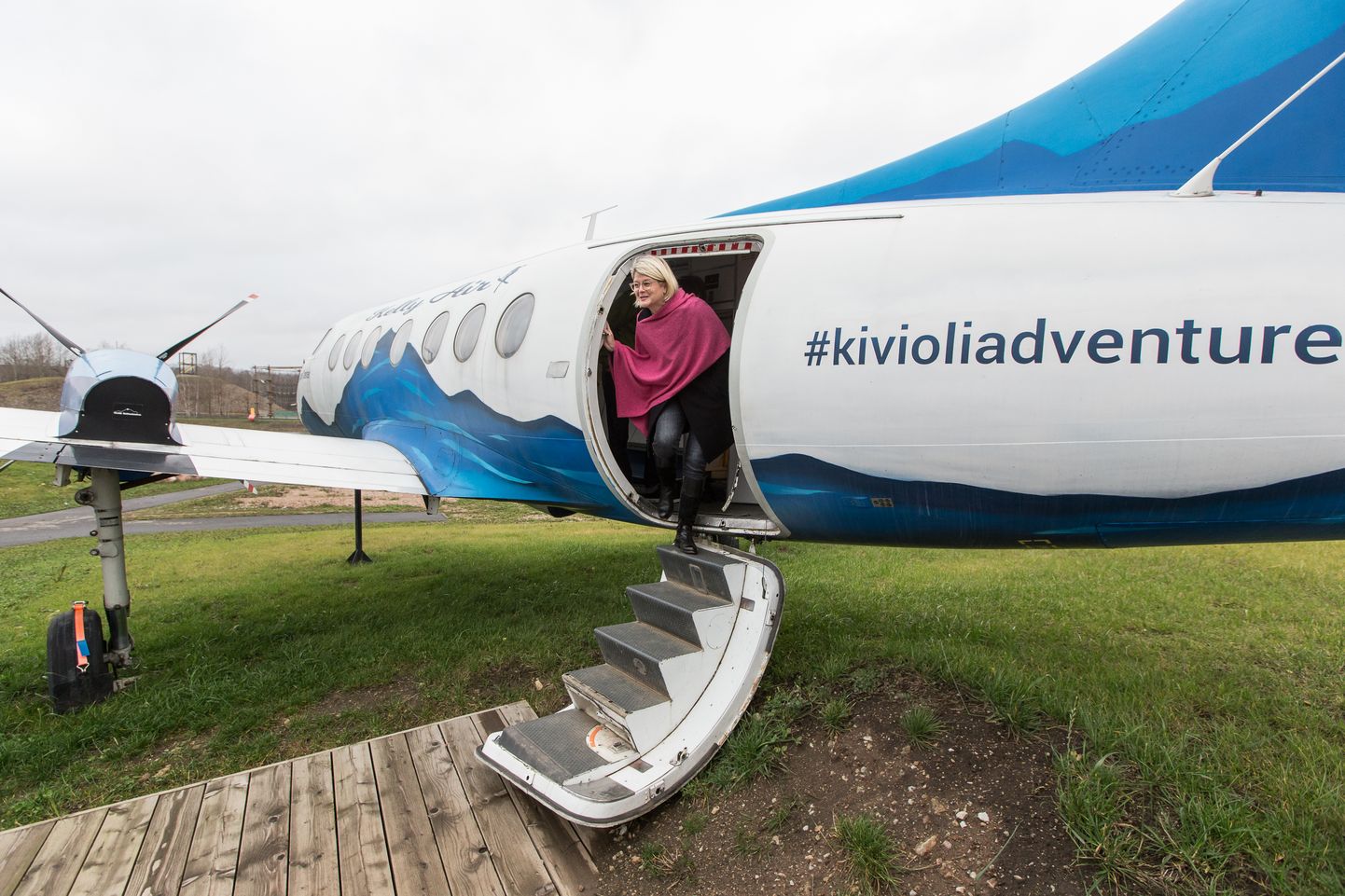 Kuigi Paige Viren rõhutab, et seiklus on palju rohkemat kui lennukist alla hüppamine, jäi ta Põhjaranniku palvel pildile just Kiviõli seikluskeskuse atraktsiooni − lennuki juures.