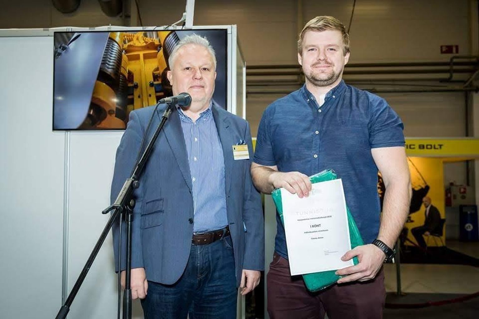 Käsijootmise meistritiitli andis Timmo Antsole (paremal) üle Eesti elektroonikatööstuse liidu juht Arno Kolk.