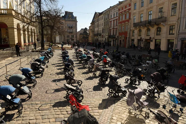 109 tühja lapsekäru Lvivi keskväljakul.