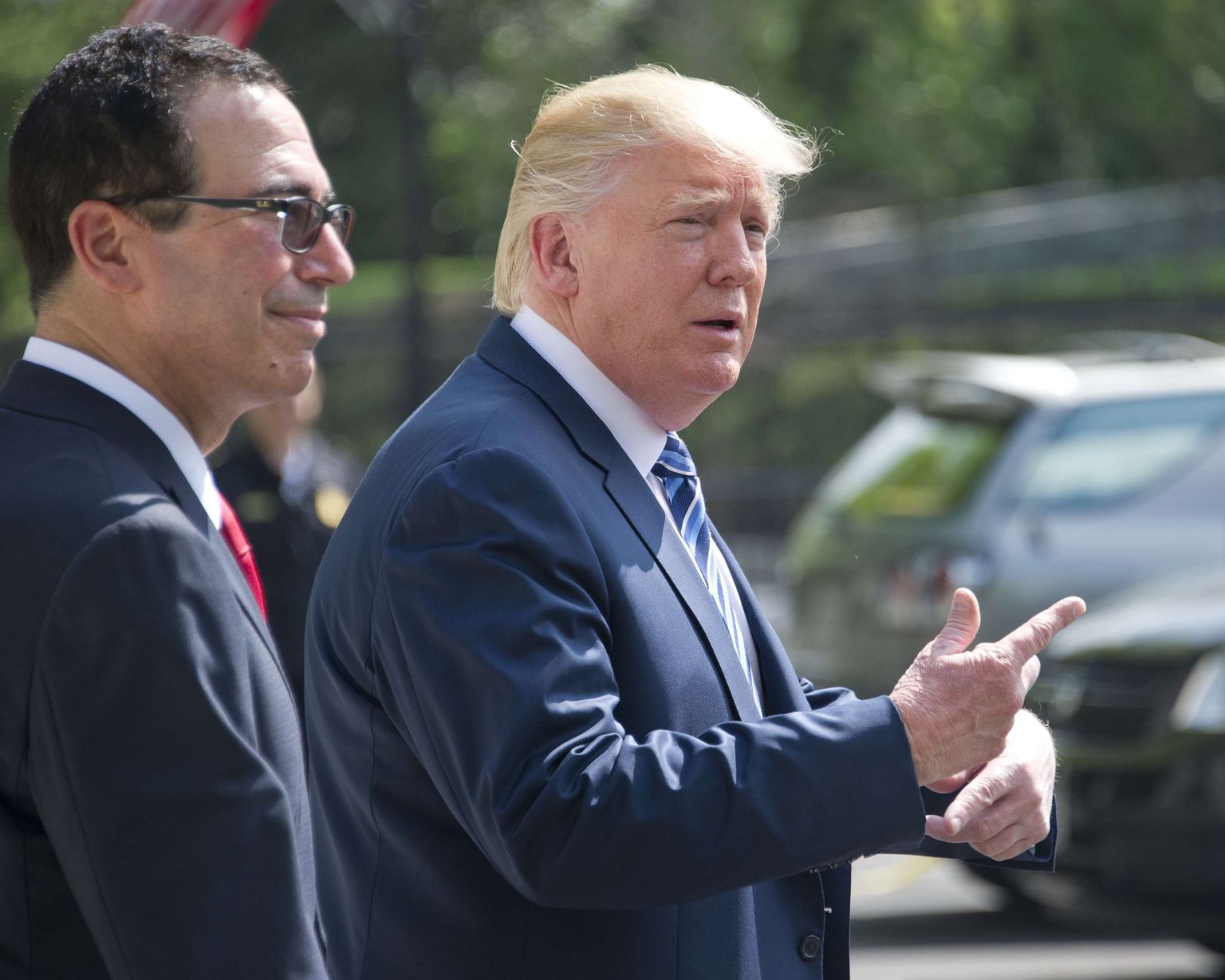 USA president Donald J. Trump koos rahandusministri Steven Mnuchiniga reedel rahandusministeeriumist tagasi tulemas. Trump teatas siis, et esitab ulatusliku maksukava sel nädalal.