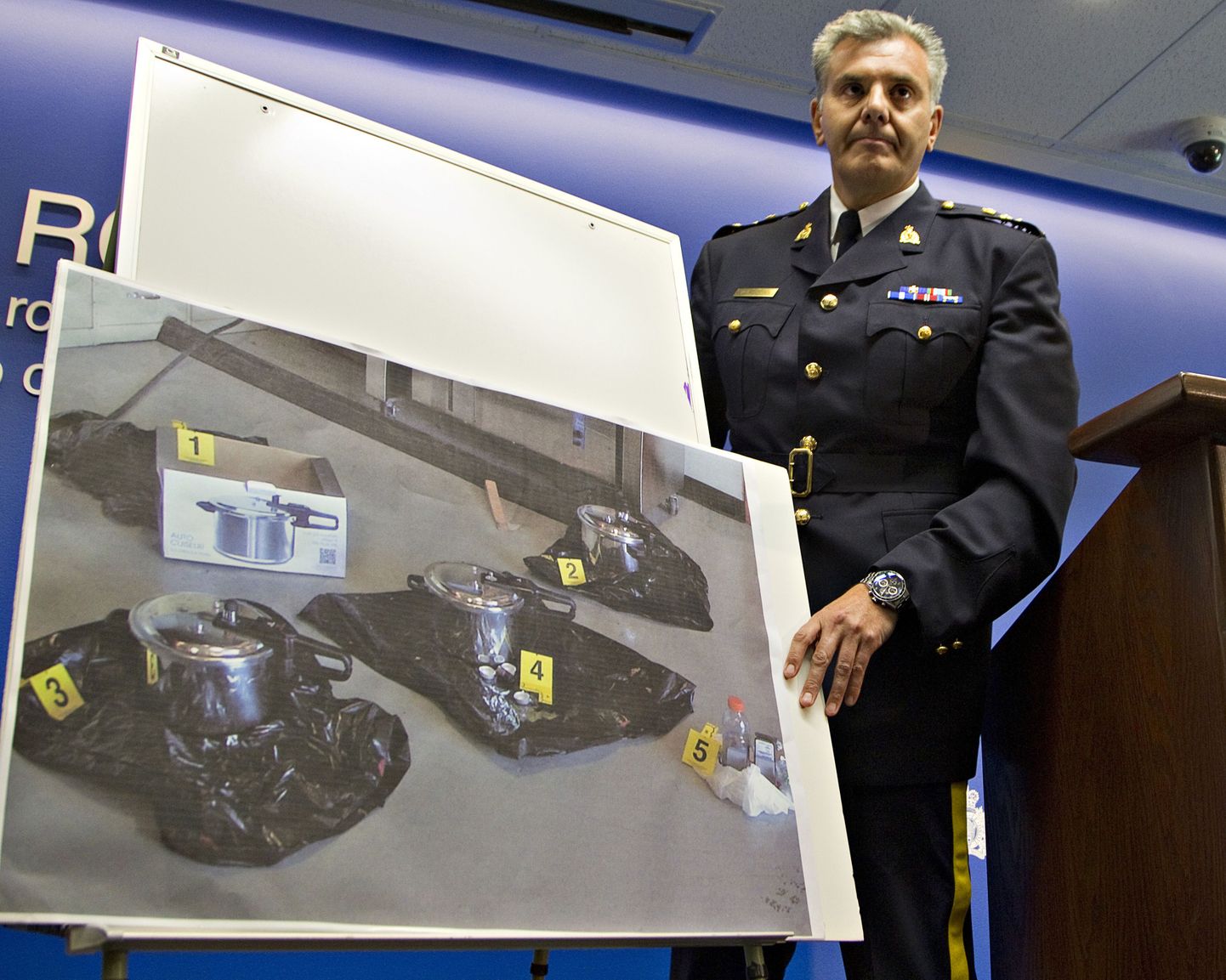 Kanada politsei esindaja Wayne Rideout näitamas meediale konfiskeeritud esemeid, mida plaaniti kasutada pommiplahvatuses