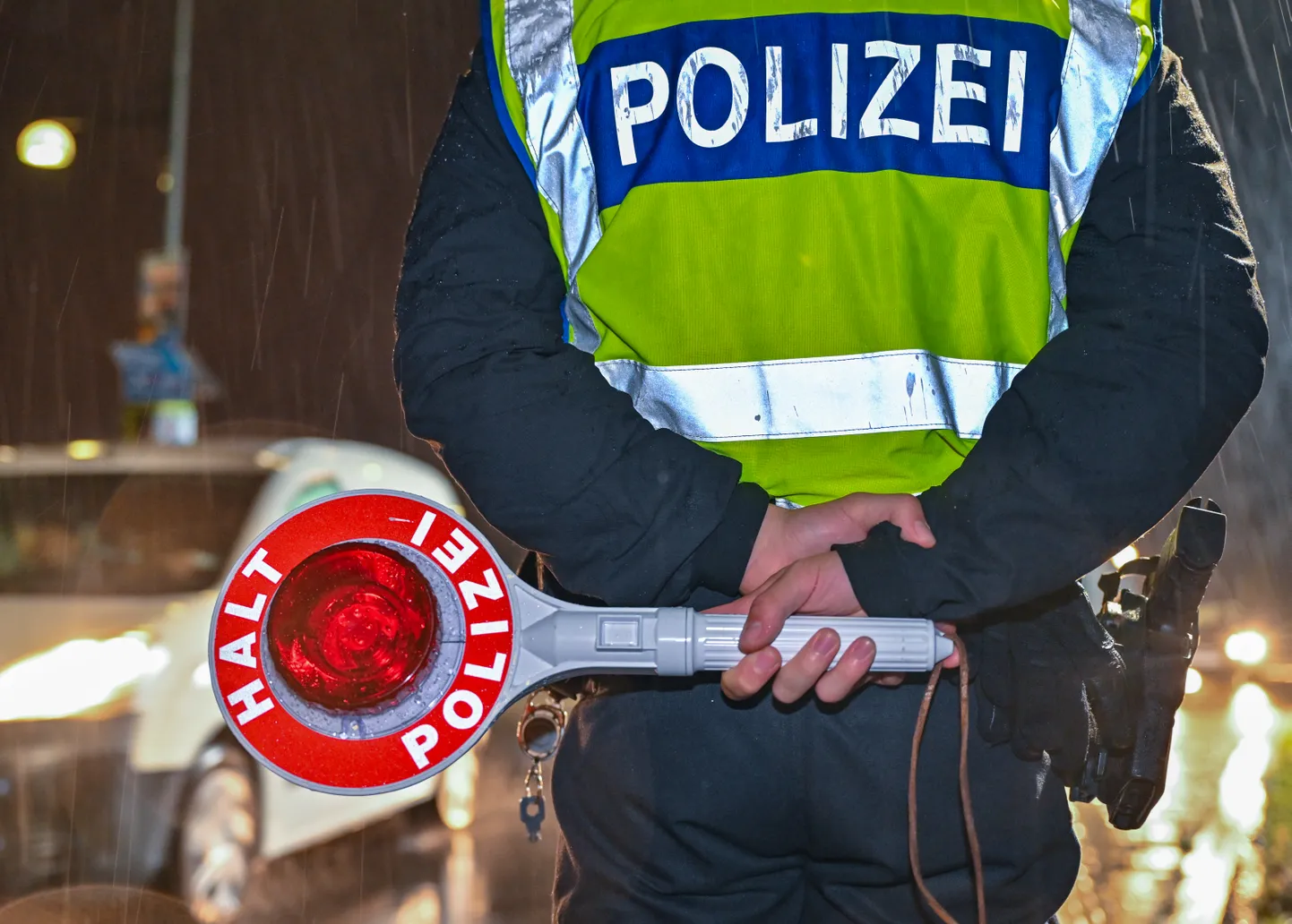 Saksa politseinik kontrollimas Poolast üle piiri sisenejaid.
