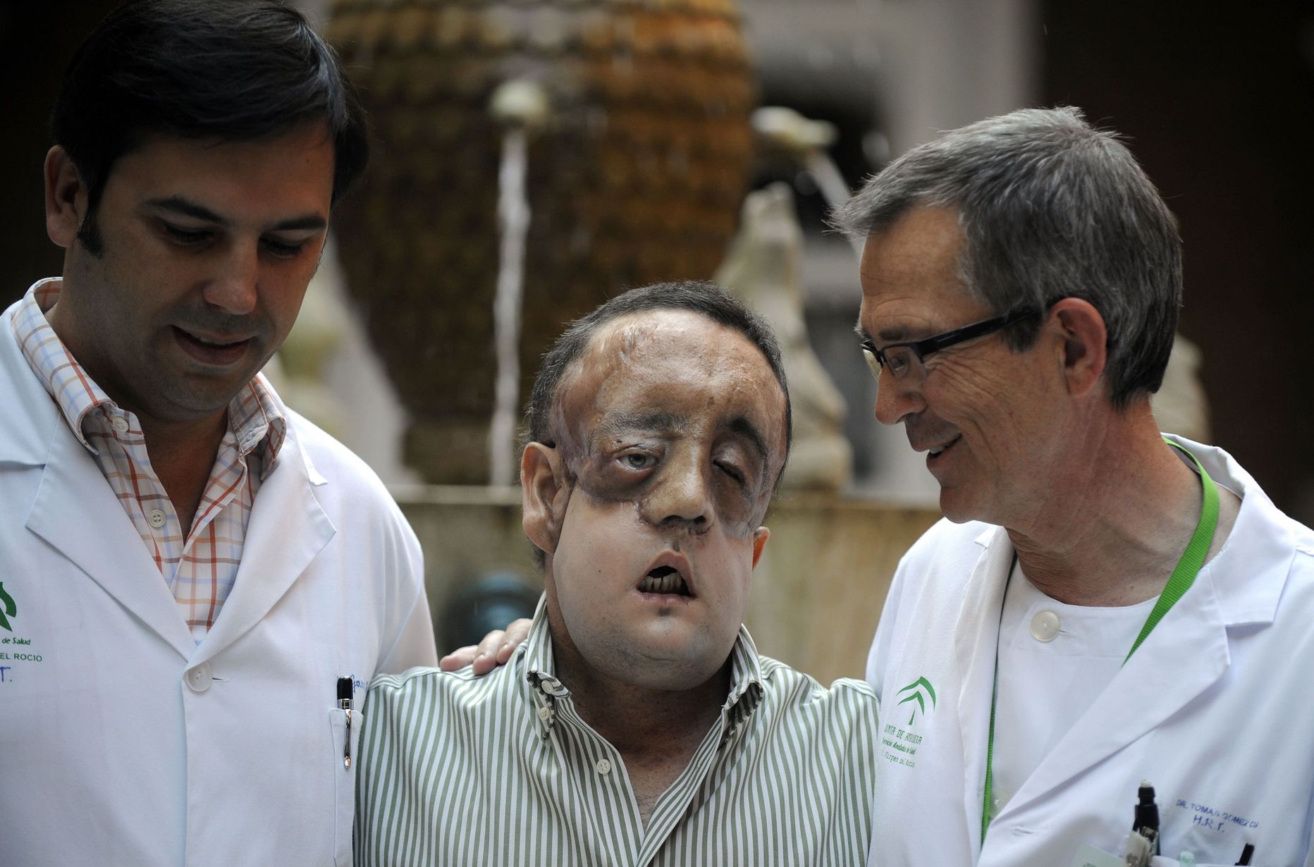 Patsient Rafael koos teda opereerinud kirurgi Tomas Gomez Ciaga (paremal)