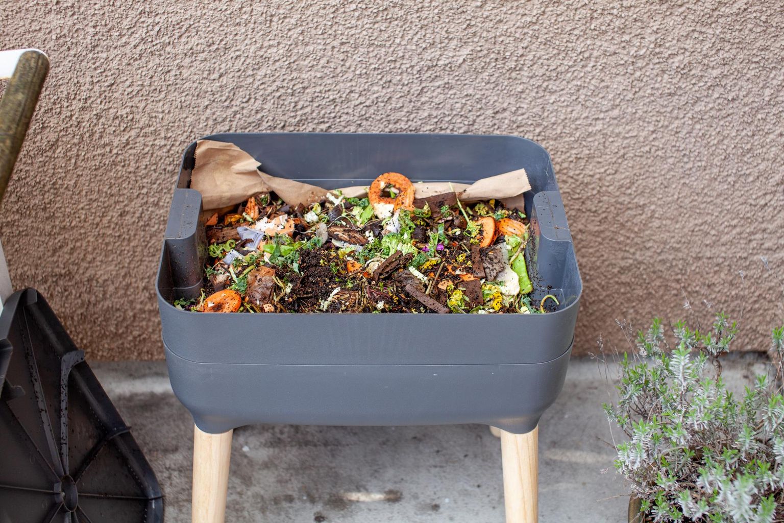 Rõdule saab kompostri osta või ise ehitada, tiheasustuses peaks see olema kinnine, et vältida närilisi ja linde.