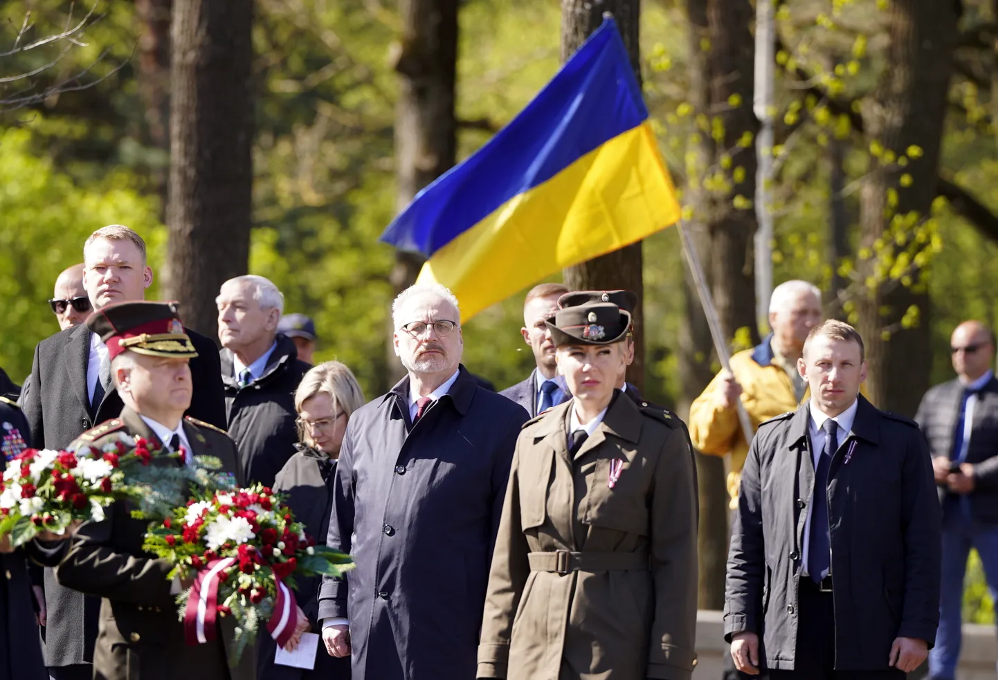 Ziedu nolikšanas ceremonija Brāļu kapos. 8. maijs.