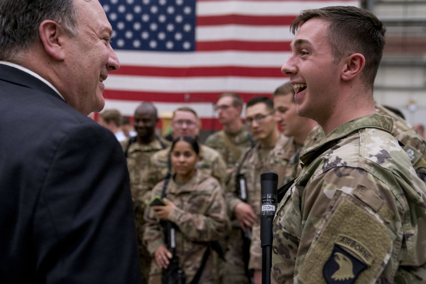 USA välisminister Mike Pompeo kohtumas 9. juulil Afganistanis Bagrami õhuväebaasis Ühendriikide sõduritega.