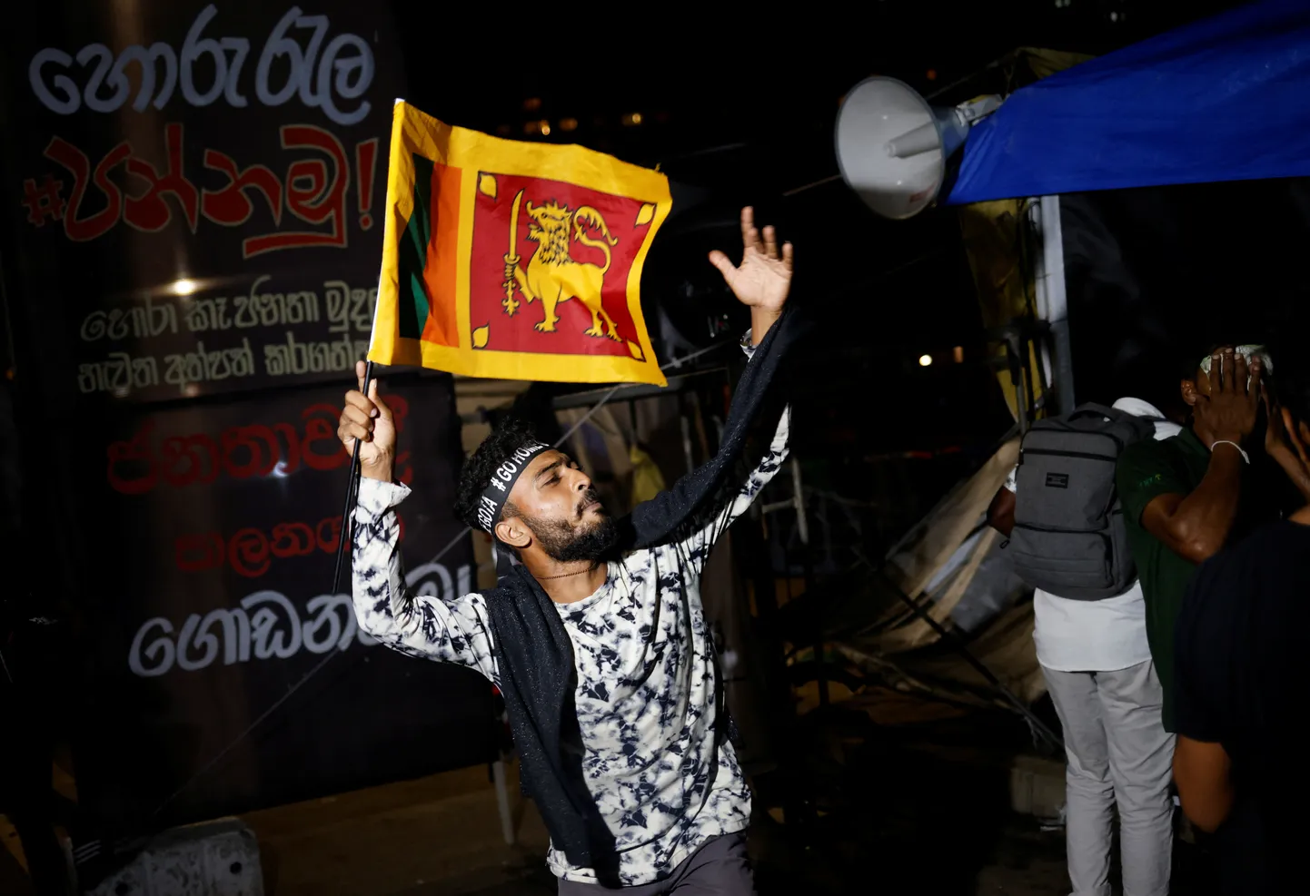 Sri Lanka meeleavaldajad tähistavad presidendi tagasiastumist pealinnas Colombos 14. juuli 2022.