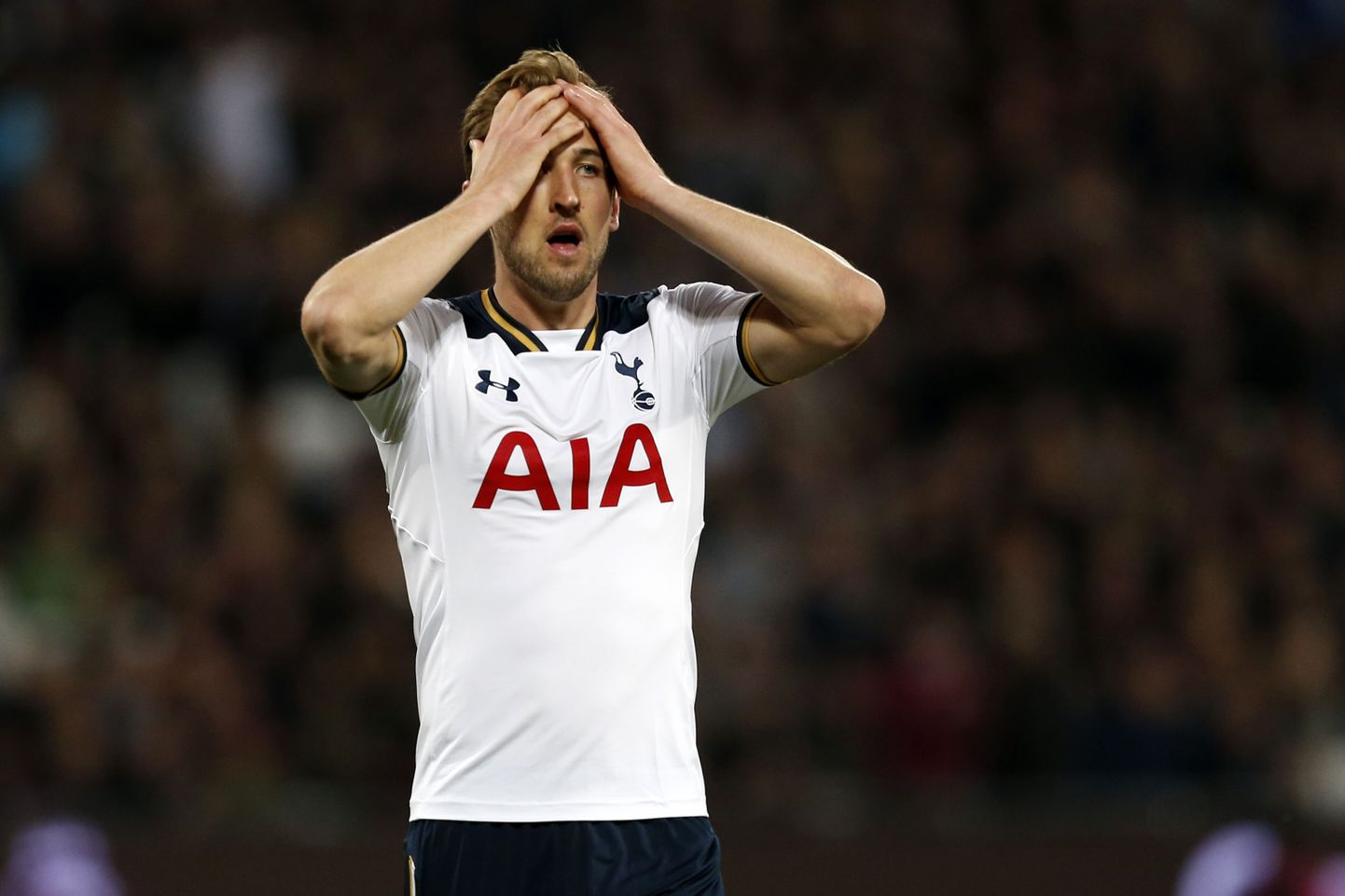 Tottenhami ründaja Harry Kane ei suuda uskuda, et tiitliheitluses anti käest ülivajalikud punktid.