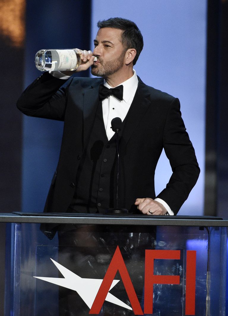 Jimmy Kimmel võtmas 7. juunil 2018 ekraaninäitlejate elutöö auhindade galal Los Angeleses loksu George Clooney Casamigos tekiilat