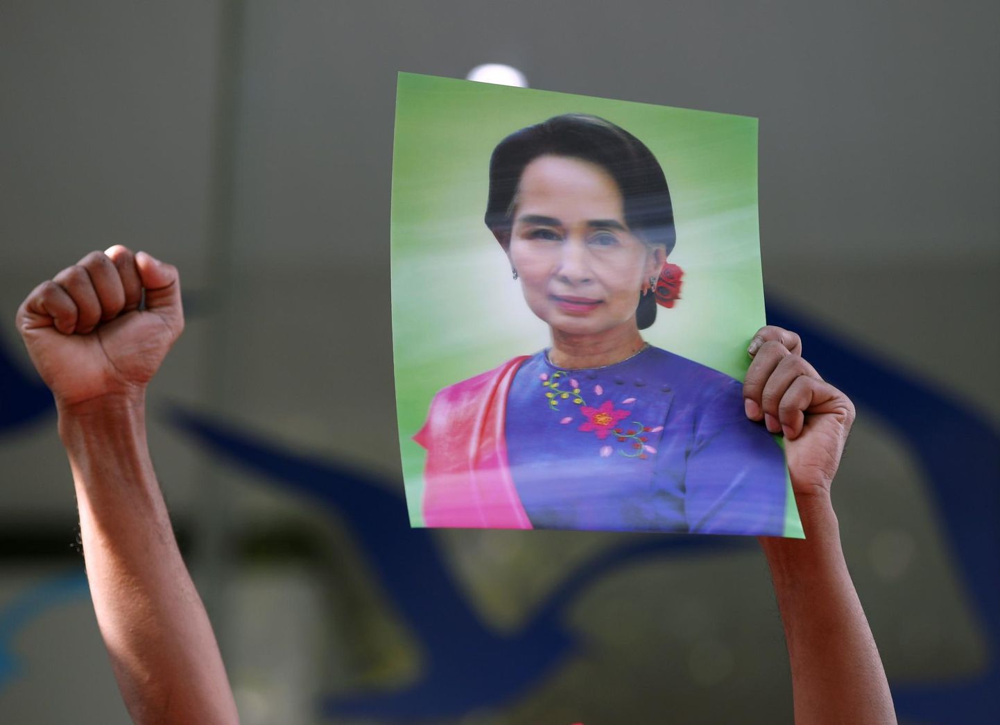 Meeleavaldaja Aung San Suu Kyi pildiga eile Bangkokis Myanmari saatkonna ees.