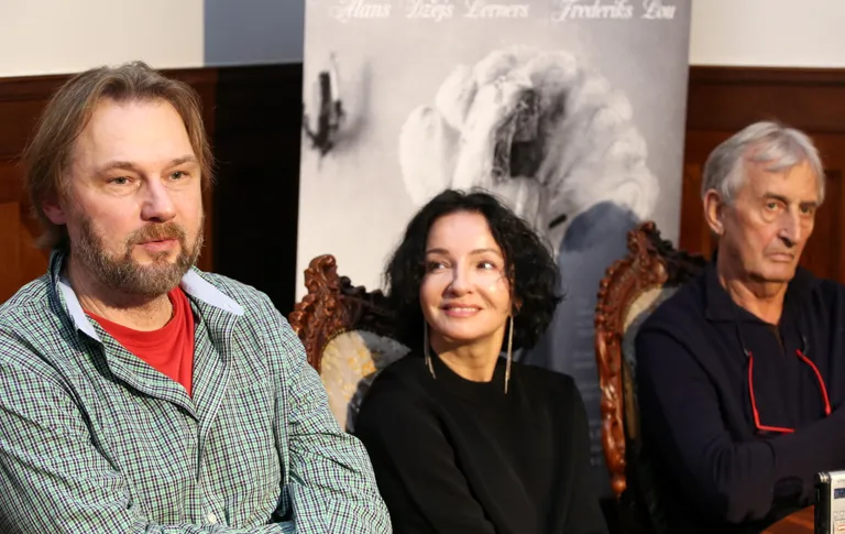 Igaunijas Krievu teātra aktieris Aleksandrs Ivaškevičs (no kreisās), režisore un horeogrāfe Alla Sigalova (Krievija) un scenogrāfs Georgijs Mesh;svili (Gruzija) piedalās preses konferencē, kurā informē par izrādi "Mana skaistā lēdija" Mihaila Čehova Rīgas Krievu teātrī