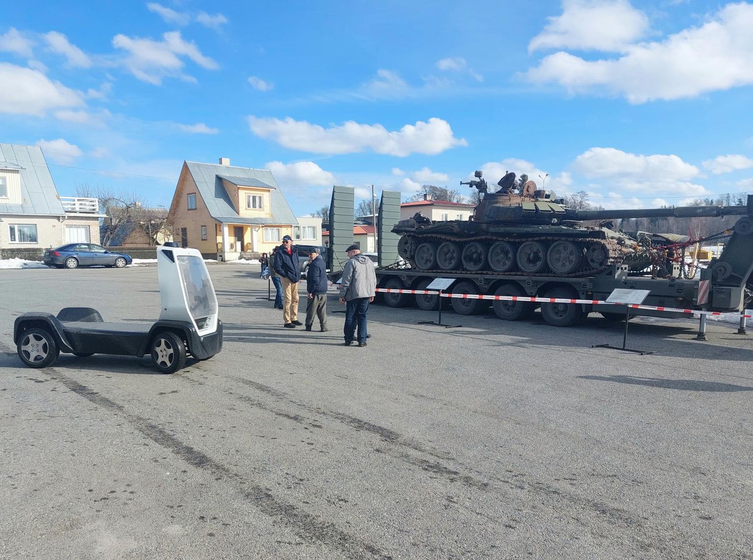 Purustatud vene tanki tuli uudistama ka Clevoni isesõitev auto.