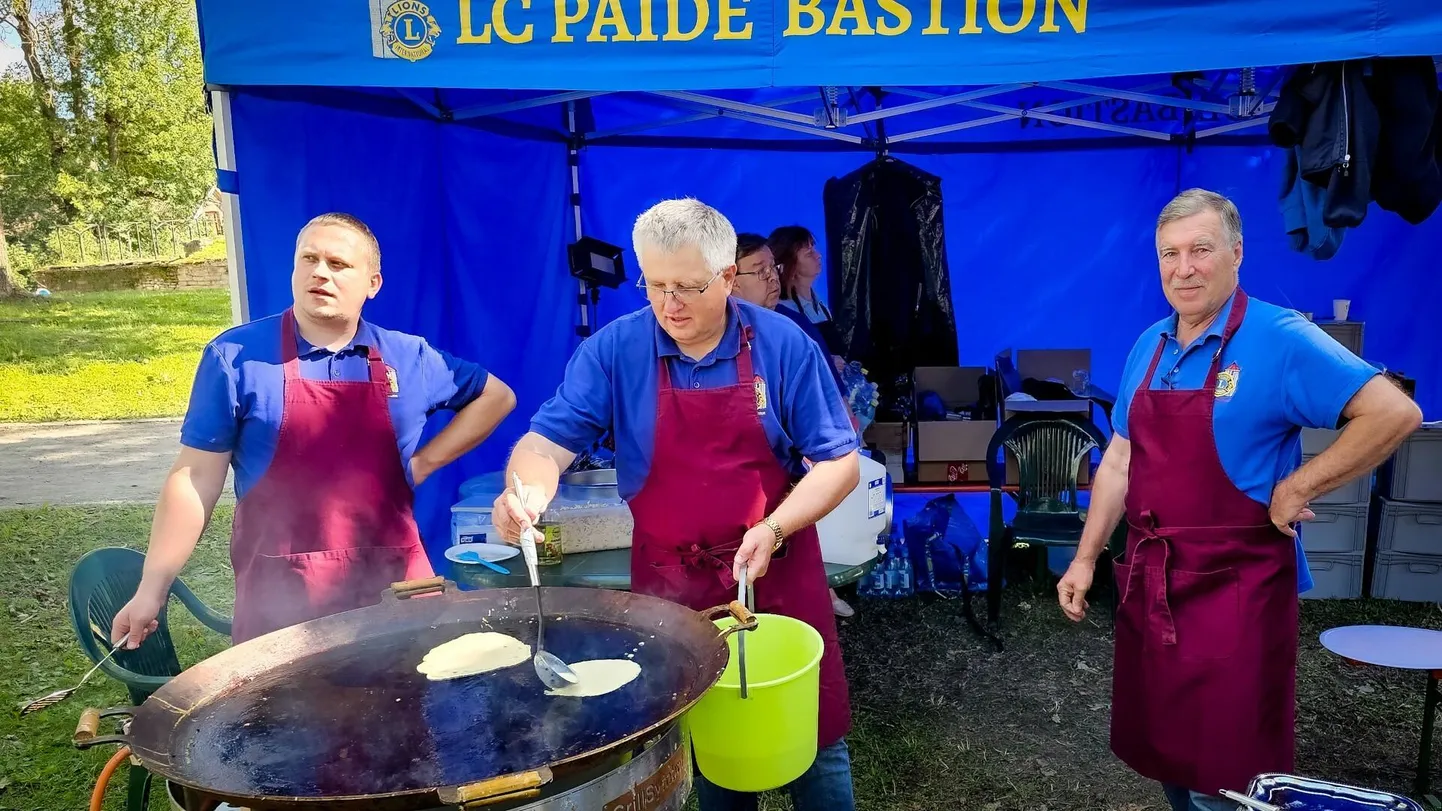 LC Paide Bastioni järgmise aasta president Kersten Kattai (vasakult), Aivar Tubli ja Harri Luts on juba vilunud pannkoogiküpsetajad. Müügist teenitav raha läheb kõik heategevusse kohaliku kogukonna ja laste abistamiseks.