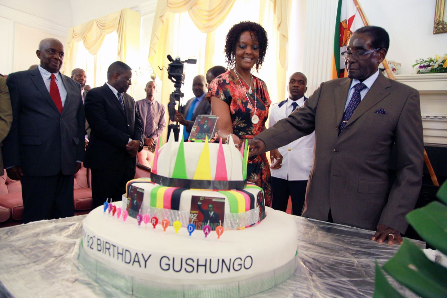 President Mugabe koos oma abikaasa Grace'iga lõikamas riigipea sünnipäevatorti.