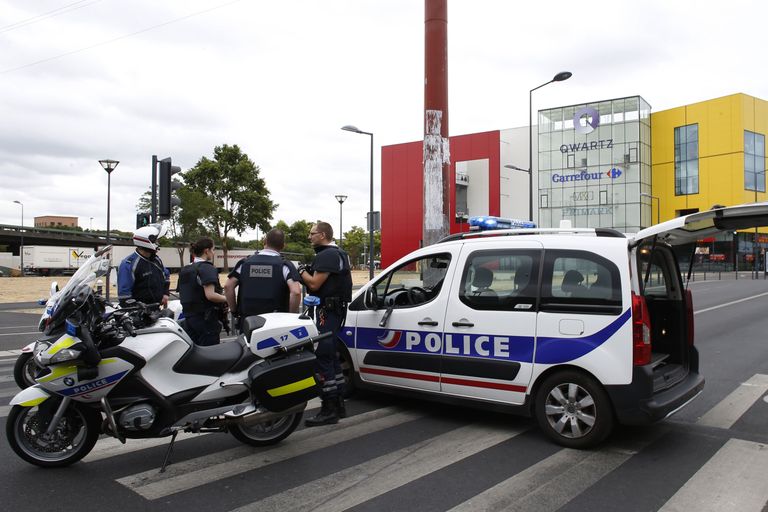 Prantsuse politseinikud Qwartzi kaubanduskeskuse juures Villeneuve-La-Garenne´is. Fotod: AFP/SCANPIX