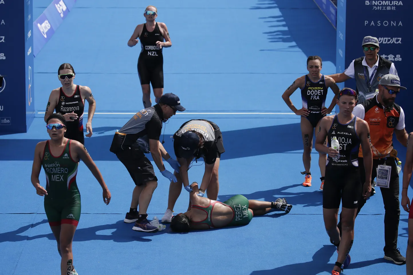 Pärast võistlust kokku kukkunud triatleet.