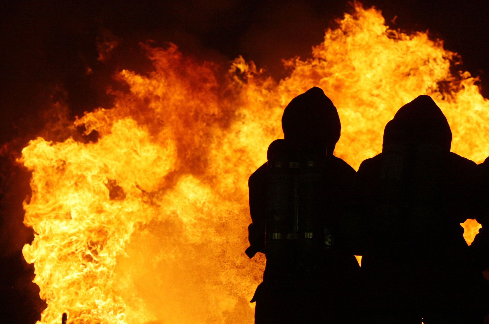 Пожарные воюют с огнем. Иллюстративный снимок.